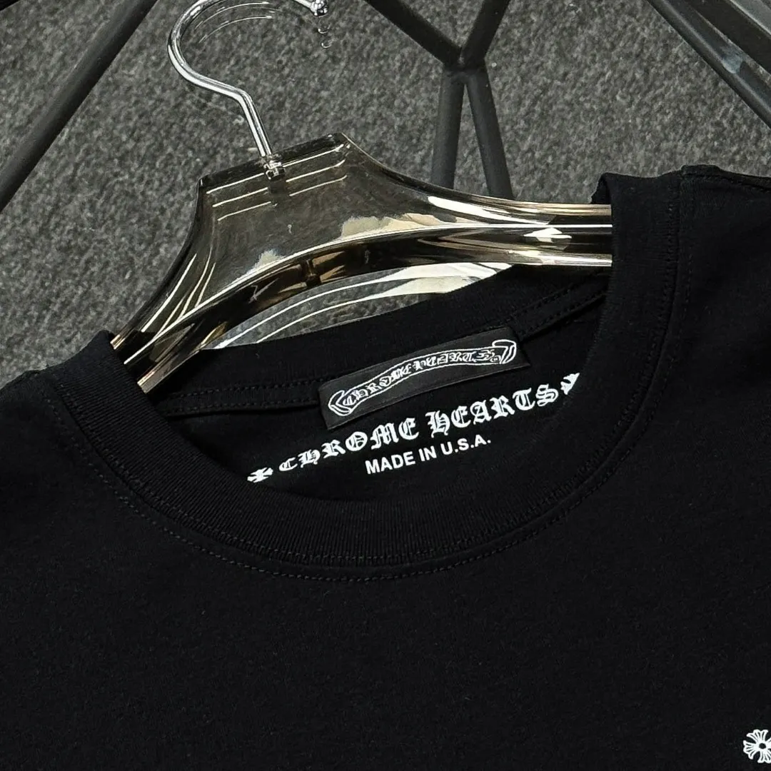 P170 Chrome Hearts Chrome Hearts 25 high-end versions. The fabric is made of 300 grams of high-density pure cotton. It does not deform or shrink. It has three labels. It is the same style for men and women. Technology: Digital printing. Color: White. Black. SIZE: S-XL.